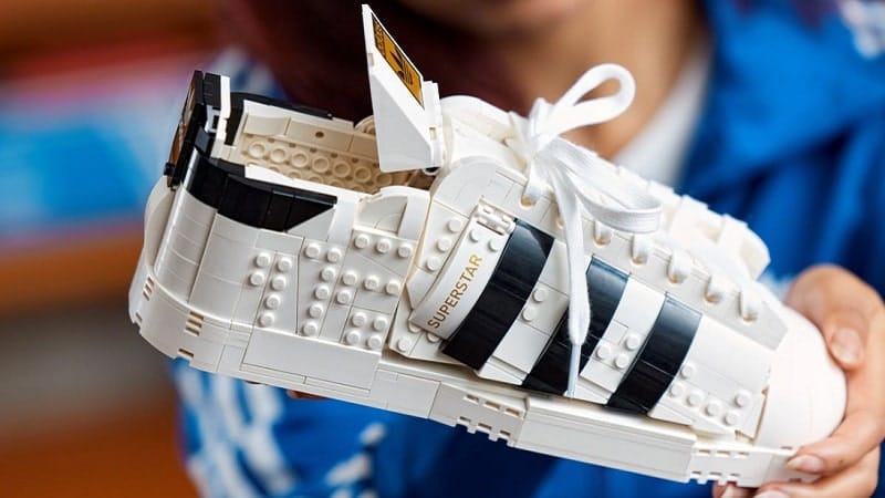 LEGO et Adidas s'associent pour sortir un set sneaker Superstar de 700 briques #2