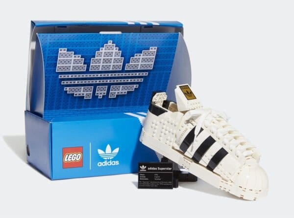 LEGO et Adidas s'associent pour sortir un set sneaker Superstar de 700 briques
