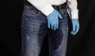 Une marque lance les jeans effet mouillé