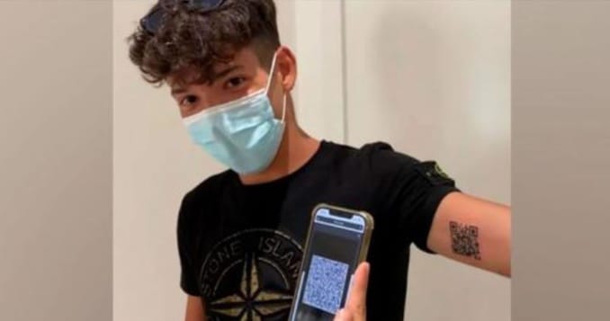 Un étudiant se fait tatouer son pass sanitaire sur le bras