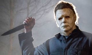 Halloween : déguisé en Michael Myers, un avocat effraie les passants sur la plage