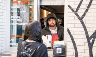 Eminem ouvre un restaurant et sert lui-même au drive