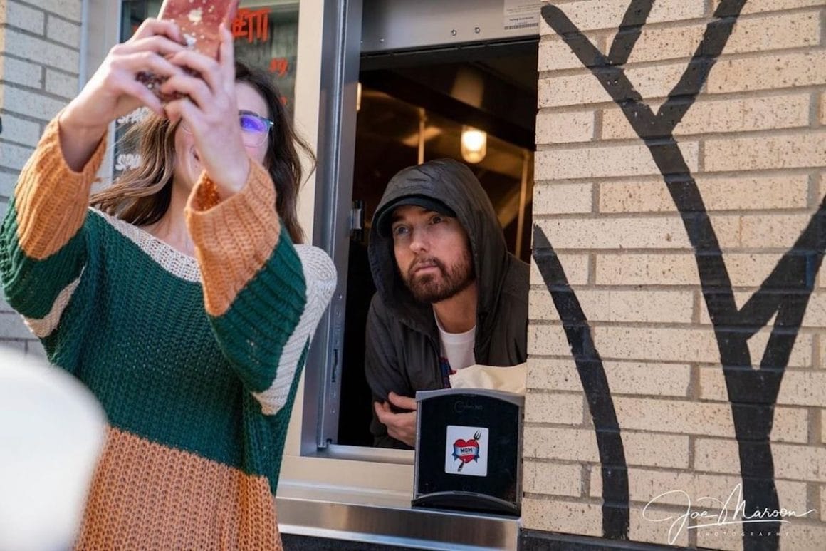 Eminem ouvre un restaurant et sert lui-même au drive #3
