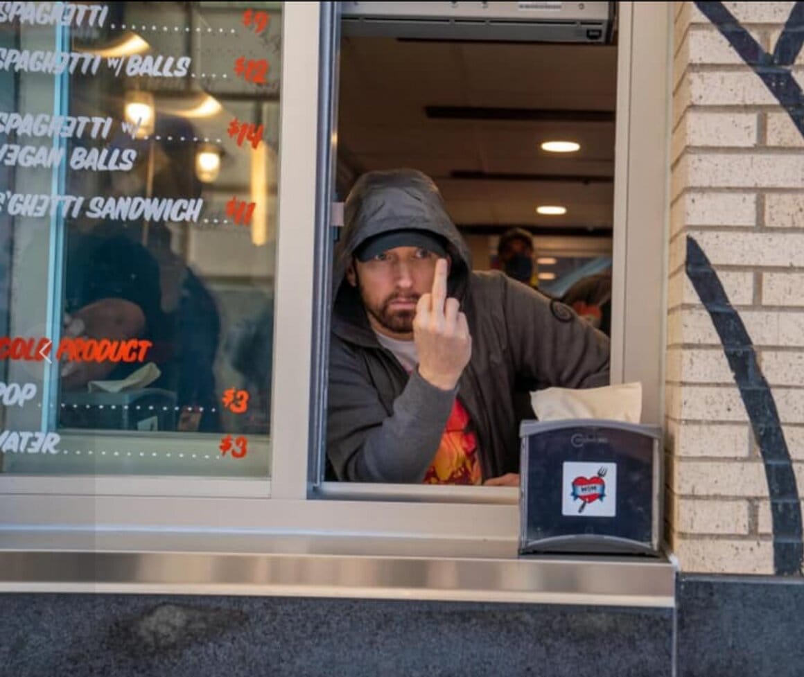 Eminem ouvre un restaurant et sert lui-même au drive #4
