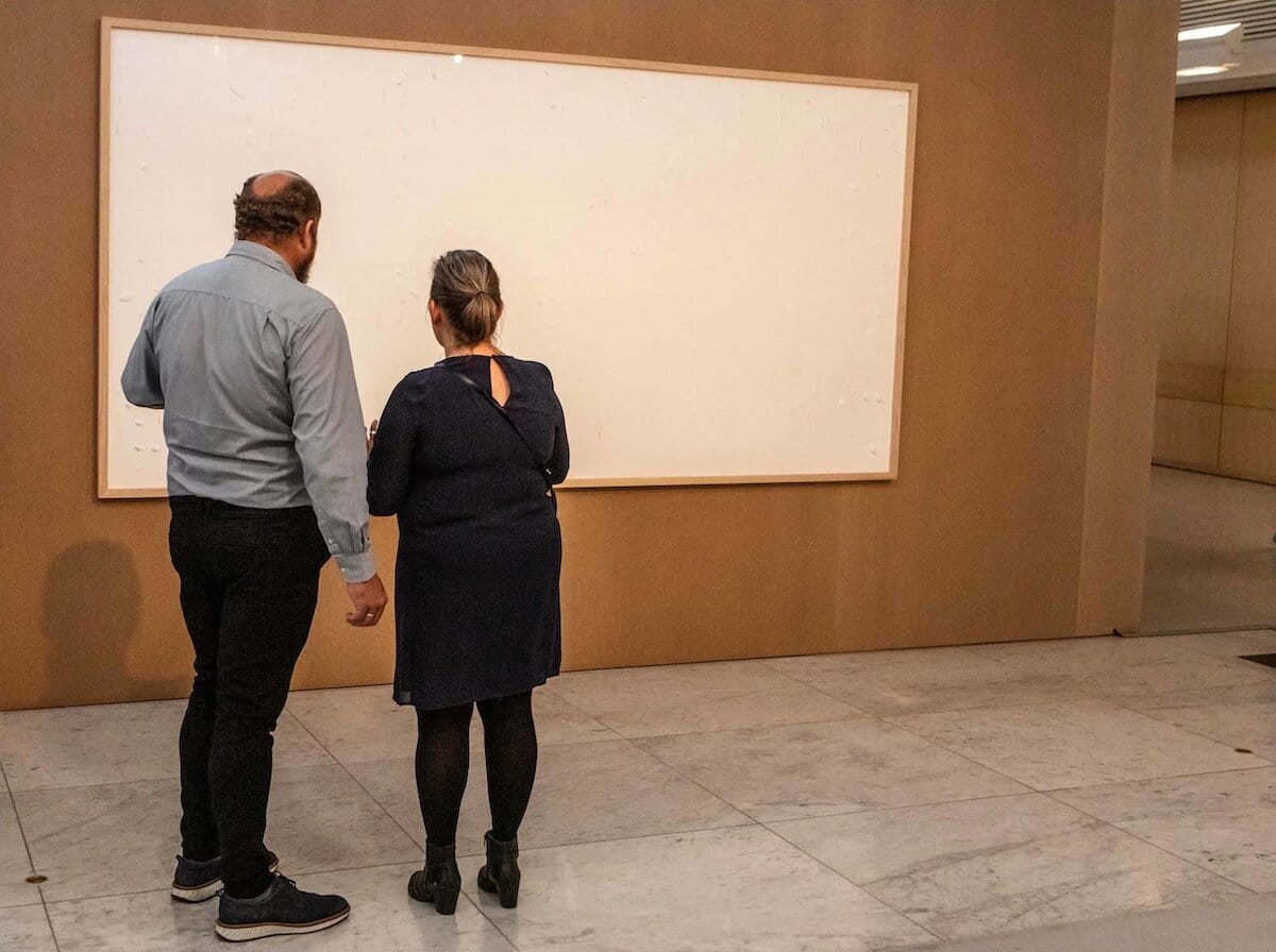 Payé 70.000 euros, un artiste livre une toile blanche baptisée ˝Prends l'argent et tire-toi˝ #2