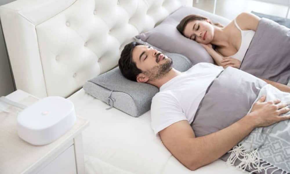 Cet oreiller connecté bouge votre tête pour vous faire arrêter de ronfler