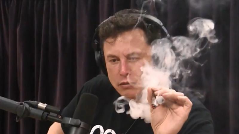 Elon Musk se filme au volant d'une Tesla en faisant des infractions #3