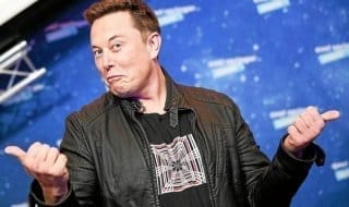 Elon Musk se filme au volant d'une Tesla en faisant des infractions mais ne recevra pas d'amende
