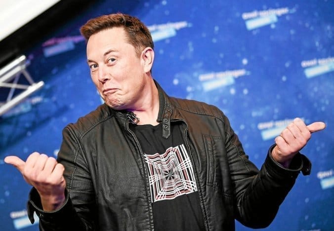 Elon Musk se filme au volant d'une Tesla en faisant des infractions