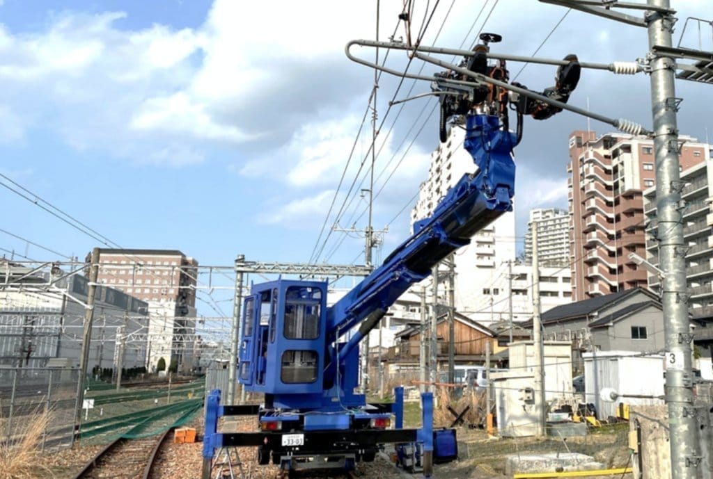 Au Japon, un ˝Wall-E˝ géant télécommandé entretient les voies ferroviaires