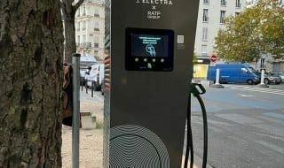 Des bornes ultra-rapides rechargant les voitures électriques en 10 minutes arrivent à Paris