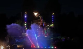 Un dragon géant prend feu à Disneyland