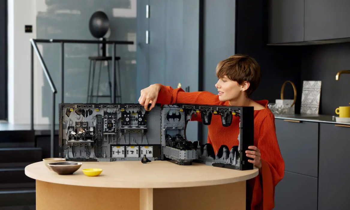 Ce set LEGO Batcave complètement dingue contient 7 figurines 1 Batmobile et un Batsignal géant #5