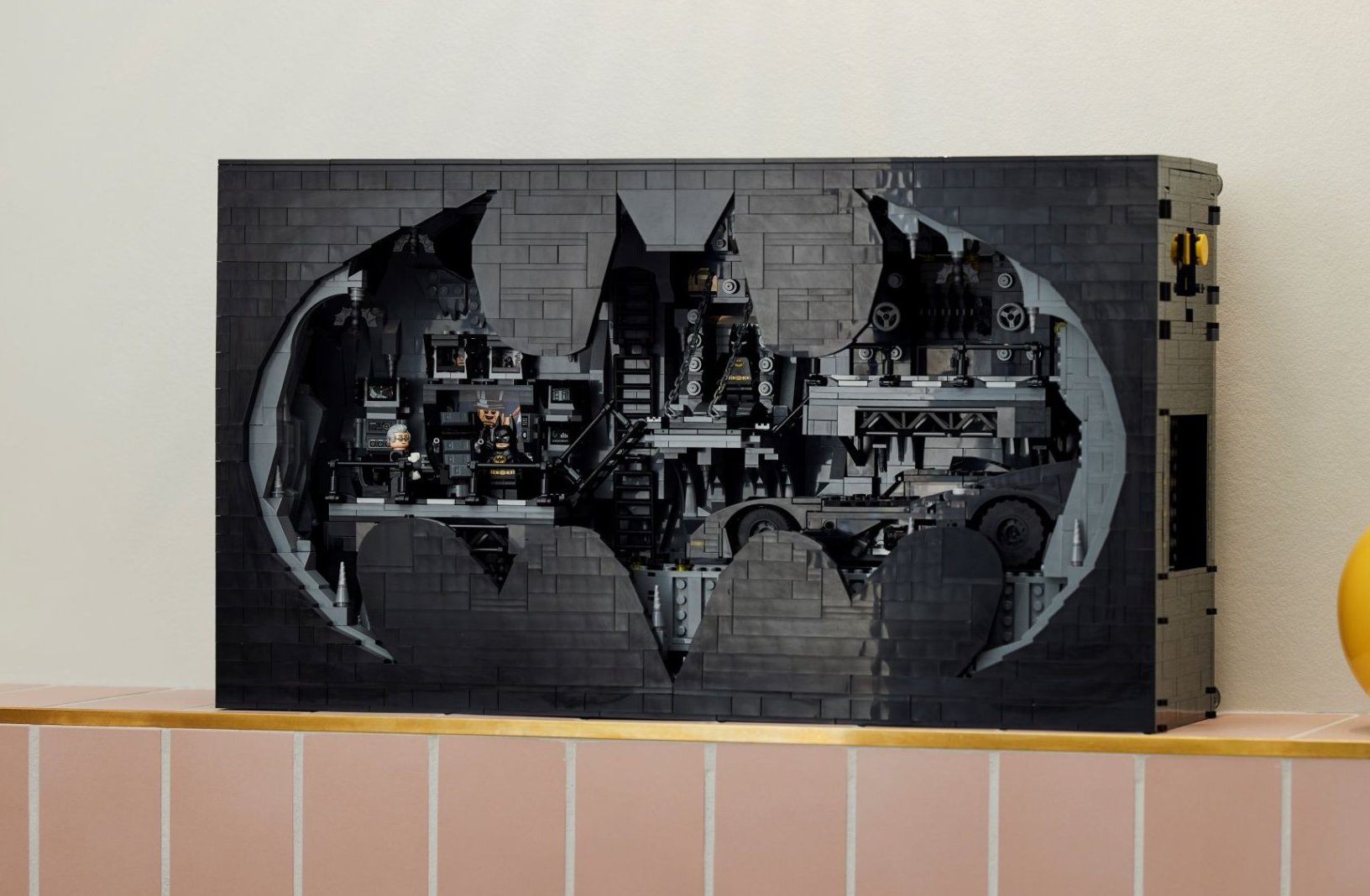 Ce set LEGO Batcave complètement dingue contient 7 figurines 1 Batmobile et un Batsignal géant #6