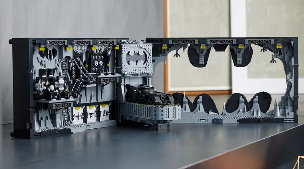 Ce set LEGO Batcave complètement dingue contient 7 figurines 1 Batmobile et un Batsignal géant