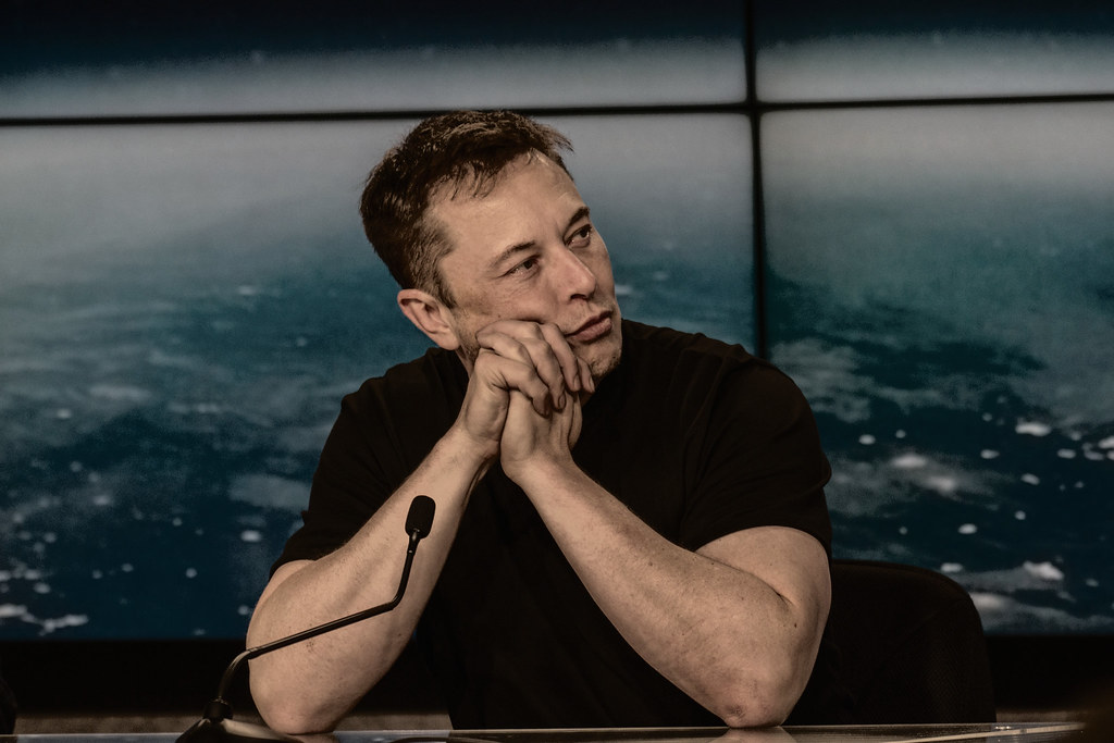 Elon Musk se filme au volant d'une Tesla en faisant des infractions
