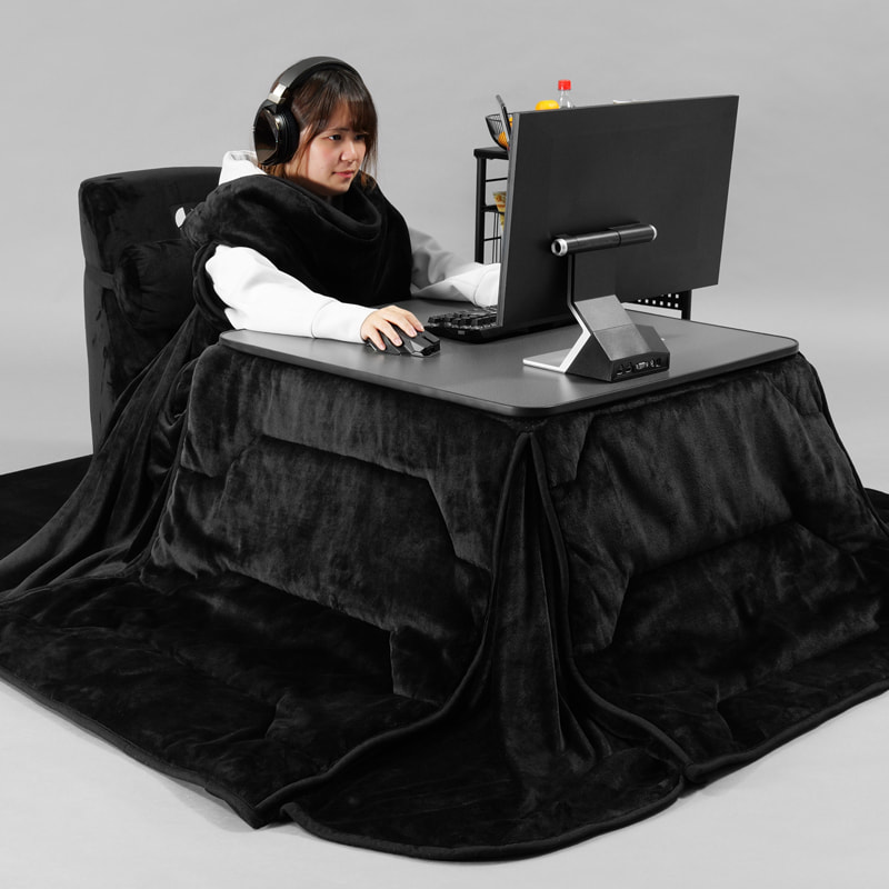 Une société propose une table basse japonaise avec un plaid et un chauffage conçue pour les gamers