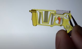 Le plus petit pistolet Nerf au monde est aussi fin qu'un cheveu